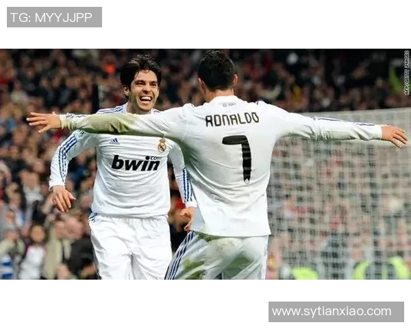 艾弗森与足球巨星同框合影展现运动精神与友谊的精彩瞬间 艾弗森与足球巨星同框合影展现运动精神与友谊的精彩瞬间