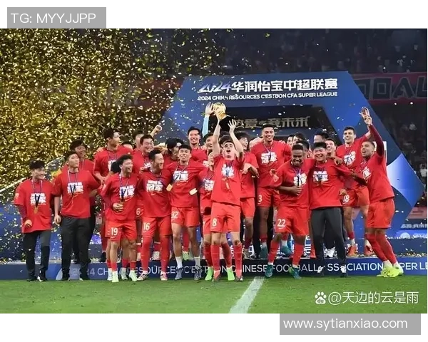 足球明星在绿茵场上流血拼搏展现不屈精神与荣耀追求