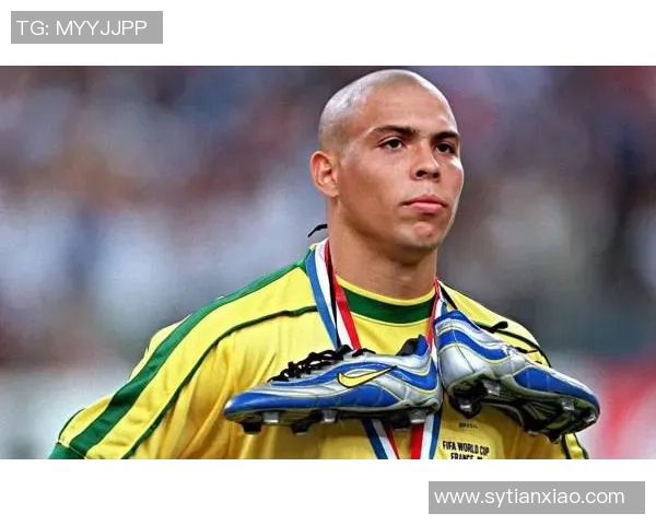 C罗足球明星小挂画展现传奇风采与激情瞬间的完美结合